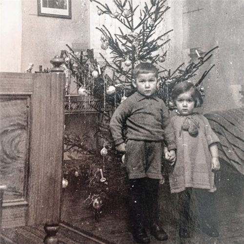 Ludwig Reimeier als fünfjähriger Bub neben seiner Schwester Christa (3) vor dem Christbaum. Das Foto entstand 1937 in der guten Stube, die im Hundert-Meter-Bau an der Carl-Jordan-Straße war. Fotos Weinzierl/re