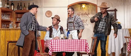 Männer unter sich: Florian Niedermaier, Stefan Lindner, Andreas Aßbichler und Lorenz Stocker (von links) von der Theatergruppe des Riederinger Trachtenvereins. Foto Niessen