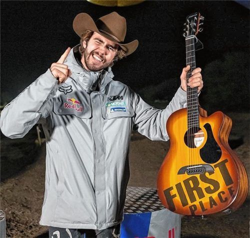 Manuel Lettenbichler mit Cowboyhut und Siegergitarre.Foto Red Bull