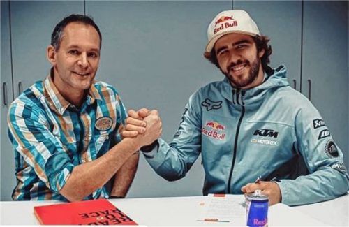 Manuel Lettenbichler (rechts) bei der Vertragsunterzeichnung mit Fabio Farioli, dem KTM-Enduro-Team-Manager. Foto KTM