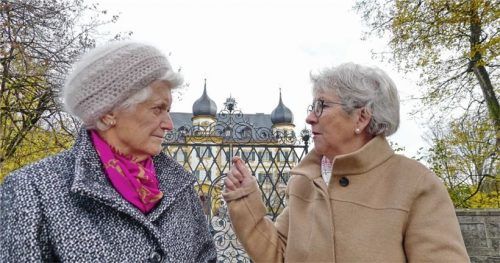 Maria Riesinger, langjährige Pächterin der Schlosswirtschaft, und Rosa Bohrer (links) vom „Schmied-Anwesen“ vor Schloss Wildenwart können sich noch gut an die Weihnachtszeit mit Ihrer Hoheit, Prinzessin Helmtrud von Bayern, erinnern.Foto hötzelsperger