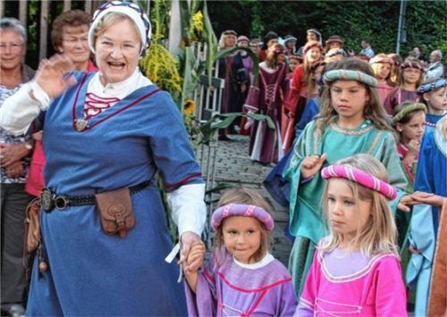 Marianne Berghammer, die Mutter der Schlossreigenkinder, hat ihre Ankündigung wahr werden lassen und gibt die Verantwortung für die Tanzgruppe in jüngere Hände. Foto Jaensch