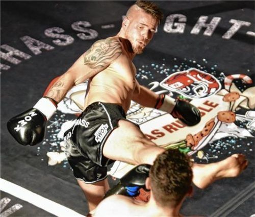 Mario Kornhass zermürbte den Titelverteidiger aus der Schweiz, der nach zwei Runden aufgab. Fotos Ziegler