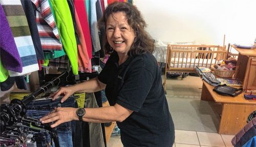 Marion Lösch ist seit 15 Jahren ehrenamtlich im BRK-Kleiderladen an der Rosenheimer Straße tätig. Foto weinzierl