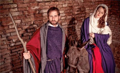 Markus Buchner und Felitcitas Huber verkörpern Maria und Josef im Film von Tobias M. Huber.Foto Ettinger