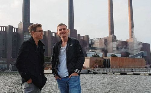 Martin Auer (links) und Maurice Heinze setzen sich für Nachhaltigkeit ein. Mit ihrer preisgekrönten App „Vertical UP“ sollen Gemeinden und Städte wieder grüner werden. Foto  xStarters