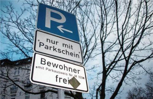 Mehr Parkplätze: Am Esbaum gibt es eine neue Parkzone für Kunden und Besucher. Foto dpa