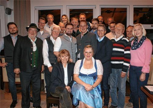 Mit 20 Gemeinderatskandidaten geht die FBL in den Wahlkampf. Kreisrätin Sandra Sonntag von den Freien Wählern (rechts) leitete die Versammlung. Foto vom Dorp