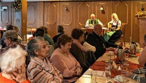 Mit besinnlichen Musikstücken umrahmten Annelen Kolb (mit Gitarre) und Manfred Bacher (an der Zither) den Adventsnachmittag.Foto  Wolf