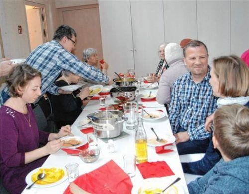 Mit dem Eintopfessen startete auch die Aiblinger Kirchengemeinde die Aktion „Brot für die Welt“. Foto Schlierbach