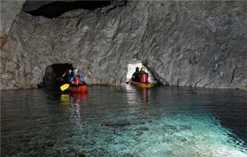 Mit dem Kajak durch die Unterwelt der Petzen.

Foto www.slovenia.info/ Tomo Jesenicnik, Podzemlje Pece, d.o.o.