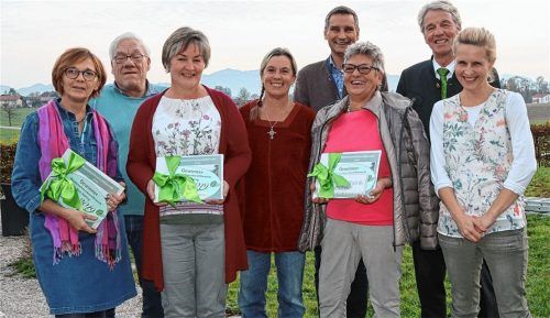 Mit den Gewinnerinnen (mit Urkunde von links) Monika Schnitzlbaumer, Marianne Baumann und Gertraud Schwaiger freuten sich Josef Kefer, Evi Gampl, Thomas Jahn, Bürgermeister Felix Schwaller und Kathrin Wachtveitl (von links). Foto  Stache