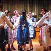 Tanzgruppe mit großem Auftritt