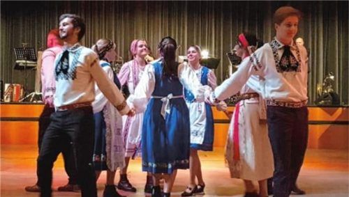 Mit den gezeigten Volkstänzen war der Jugendtanzgruppe der Applaus sicher. Foto  re