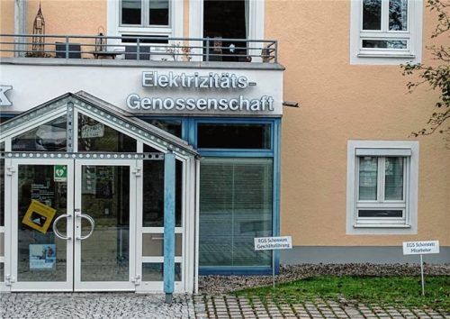 Mit der Elektrizitätsgenossenschaft Schonstett (EGS) hat die neue Dorfladengesellschaft jetzt einen Übernahmetermin für die Räume vereinbart. Foto voggenauer
