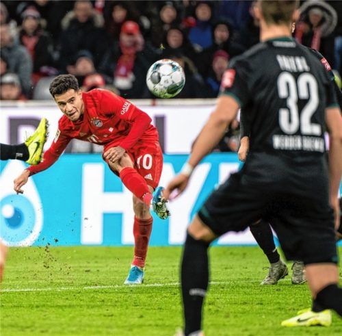 Mit diesem Kunstschuss erzielte Coutinho gegen Werder Bremen den 6:1-Endstand am vergangenen Samstag. Foto  dpa
