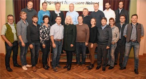 Mit diesem Team treten die Freien Wähler Raubling zur Kommunalwahl 2020 an. Dritte Bürgermeisterin Monika Marx (Sechste von links) führt die Liste an.Foto ruprecht