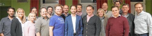 Mit dieser Mannschaft geht Bürgermeisterkandidat Christoph Vodermaier (vordere Reihe, fünfter von links) in den Kommunalwahlkampf.Foto Kirchner