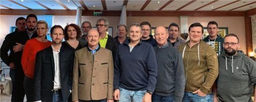 Mit dieser Mannschaft wird Bürgermeisterkandidat Christoph Vodermaier (vorne, links) für die BWG Neukirchen zur Kommunalwahl antreten.Foto re