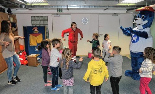 Mit DLRG-Maskottchen Nobbi, Hannah Brinkmann und Erzieherin Alina Spielberger (von rechts) sangen die Kinder „Wir gehen baden“. Fotos  Baumann