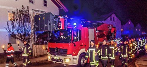 Mit einem Fackelzug geleiteten die Feuerwehrler aus Rott ihr neues Drehleiterfahrzeug in den Ort.Foto Bernd Klemmer
