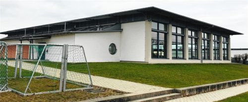 Mit einem Kostenvolumen von 1,89 Millionen Euro wird Mitte 2020 die Heufelder Dreifachturnhalle für die Zukunft fit gemacht. Ein Kernstück der Maßnahmen ist der Lüftungsanlagenanbau an der Südost-Seite (Rundfenster Bildmitte) der Sporthalle. Foto  Neuwirth