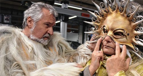 Mit Fell, Hörnern, Masken und Glocken wiegen die Kostüme der Perchten zwischen 15 und 20 Kilo. Beim Ankleiden hilft Karl-Heinz Sterba seiner Frau Dagmar, die Frau Perchta verkörpert. Fotos  Huckemeyer