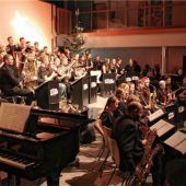 „Jingle Bells“ mit Rockmusik vermischt