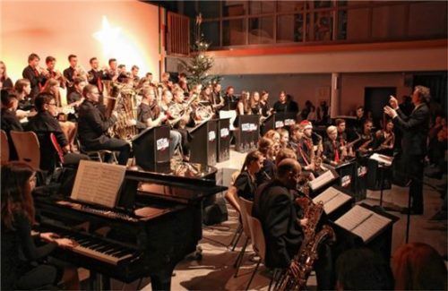 Mit Freude und Elan feierten Schüler und Lehrer des Annette-Kolb-Gymnasiums ihr Adventskonzert. Foto Benekam