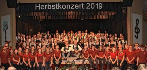 Mit großer Besetzung – Jugend- und Erwachsenenorchester – trat die Trachtenblaskapelle Ramsau im Haager Bürgersaal auf. Foto re