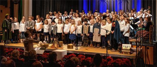 Mit gut 90 Mitwirkenden begeisterte das Adventssingen die Kolbermoorer: mit dabei der Kinderchor, die Ferienmusi, Frauenchor, Mannergsang und der gemischte Chor sowie das Bläserensemble Klangblech und die Eabach-Musi. Fotos thomae
