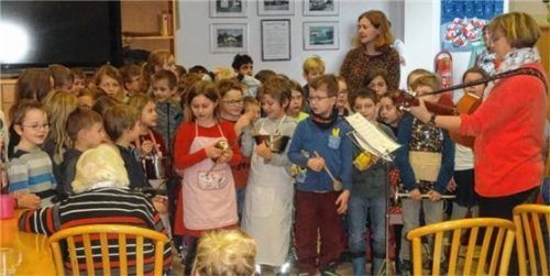 Mit ihren Liedern zauberten die Grundschüler ein Lächeln in die Gesichter der Senioren.Foto  Sixt-Majcen