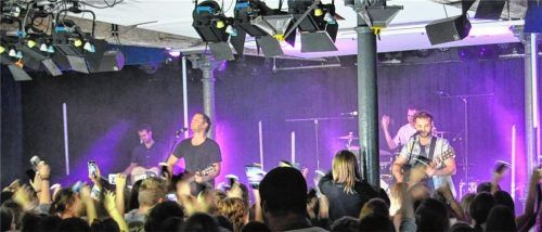Mit ihren Liedtexten treffen „Edmund“ offensichtlich genau die Gefühlswelt von vielen Jugendlichen. Beim Konzert im Haberkasten sangen sie praktisch jeden Song begeistert mit. Foto Schwarz
