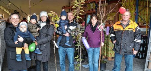 Mit ihren neuen Baby-Bäumen: (von links) Michaela Lejtenyi, Christine und Berni Thalmaier (mit ihren Zwillingen Timo und Hannes) und die frühere Apfelkönigin Monika Lechner mit Gartlerchef Rudi Brand.Foto re