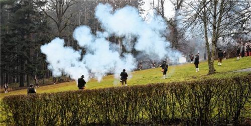 Mit lautem Getöse begrüßten die Annabrunner Tannengrün und die Flossinger Hörndlberg Böller die Weihnachtszeit. Foto  Friedrich