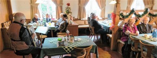 Mit seiner Ziach, heiteren Verserln und Geschichten zum Advent umrahmte Sigi Zimprich die Weihnachtsfeier der Sudetendeutschen Landsmannschaft.Foto Baumann