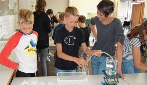 Mit spannenden Experimenten vertieften die Bruckmühler Realschüler das Thema „Lebensraum Mangfall“.