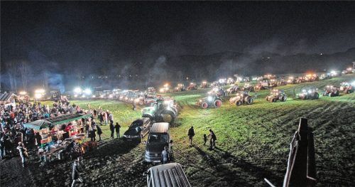 Mit über 50 Traktoren setzen die Gegner einer Neubaustrecke als Brenner-Nordzulauf ein Zeichen gegen die Bahnplanungen. Foto Reisner