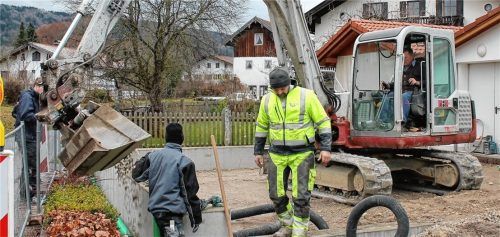 Mit vereinten Kräften arbeiten First Responder und Kameraden der Feuerwehr am neuen Garagenanbau am Feuerwehrgerätehaus in Au. Foto Strim