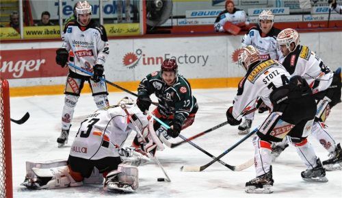 Mit vereinten Kräften retten Memmingens Goalie Marc-Michael Henne und seine Vorderleute gegen Starbulls-Angreifer Dominik Daxlberger.Fotos Ziegler