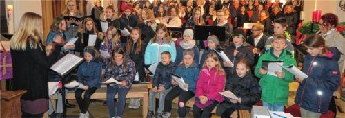 Mit viel Freude sangen die Jüngsten und Jungen im Kinderchor die Lieder vom Advent und Weihnacht (Bild links) – Ein beeindruckender Anblick waren die Chöre im Altarraum der Kirche: die Chorgemeinschaft Wiesbach mit Jugendchor, der Kirchenchor Egglkofen und die Rhythmusgruppe Echo (Bild rechts).Fotos  Jaensch