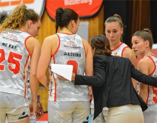 Mit Zusammenhalt zum Sieg beim Tabellenletzten: Wasserburgs Basketballdamen spielen am Sonntag in Saarlouis. Foto  Hörndl