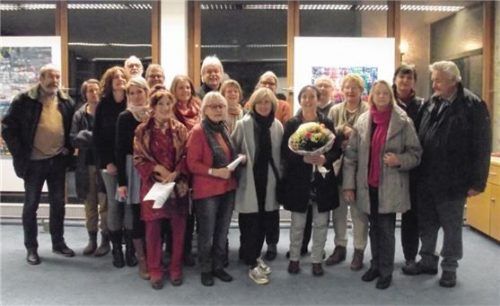 Mitglieder des Künstlerkreises Neubeuern mit der Vorsitzenden Siglinde Berndt (mit Blumenstrauß).Foto Riedl