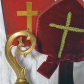 Bischofsmitra contra Fellmütze