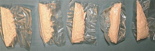 Monatelang haben die Beamten der Kripo Mühldorf ermittelt, jetzt haben sie zwei Drogendealer festgenommen. In einer Wohnung fanden sie 500 Gramm Kokain. Foto  Kripo Mühldorf