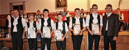 Musikmeister Josef Schweiger (links) und Bezirksdirigent Christoph Danner (rechts) sind stolz auf die frischgebackenen Leistungsabzeichenträger (von links) Jeremias Nagl, Marinus Berger, Simon Kurz, Tobias Hingrainer und Franz-Xaver Schlemmer.