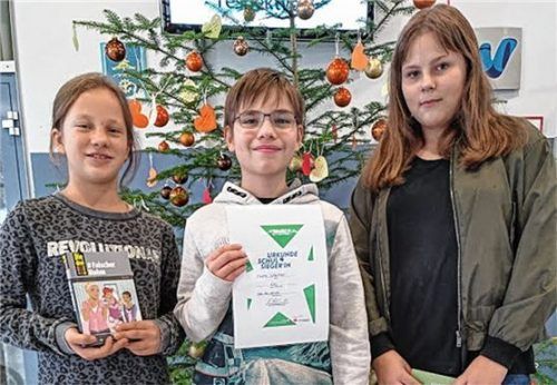 Nach dem Vorlesewettbewerb: Nadine Zschoche (6a), Zeno Weiher (6b), Julia Symant (6c/von links). Foto RE