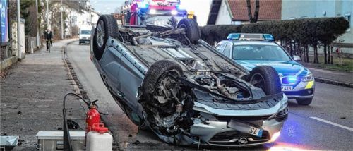 Nach den Kollisionen mit dem Gegenverkehr und einem Lichtmasten blieb das Auto eines 26-jährigen Vachendorfers auf dem Dach liegen. Foto lamminger