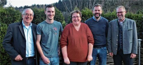 Nach der Aufstellungsversammlung (von links): Zweiter Bürgermeister Herbert Berger, Simon Rappl, Monika Meitinger, Martin Kovatsch und Wahlleiter Landrat-Stellvertreter Andreas Danzer.