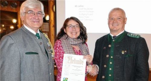 Nach der Ehrung: Gauschützenmeister Erich Jungwirth (rechts) zeichnete Sabrina Albrecht (Steffen Albrecht war nicht anwesend) mit der „Silbernen Gams“ des BSSB im Beisein von SGi-Schützenmeister Bernhard Albrecht (links) aus.Foto  Bachmaier